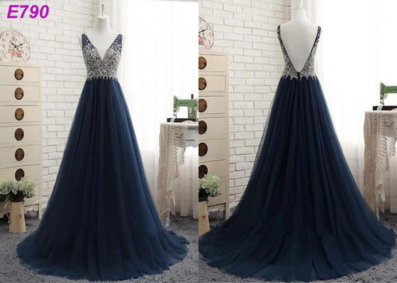 Dekolt V bez ramiączek zapinany na szyję Suknia wieczorowa z ciemnego tiulu w linii