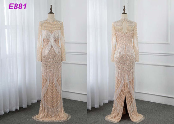 Frędzle z długimi rękawami o grubej, wieczorowej sukni z frędzlami