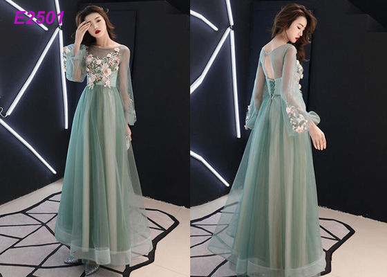 Kwiatowa sukienka w kolorze zielonego różu w niebieskich kolorach